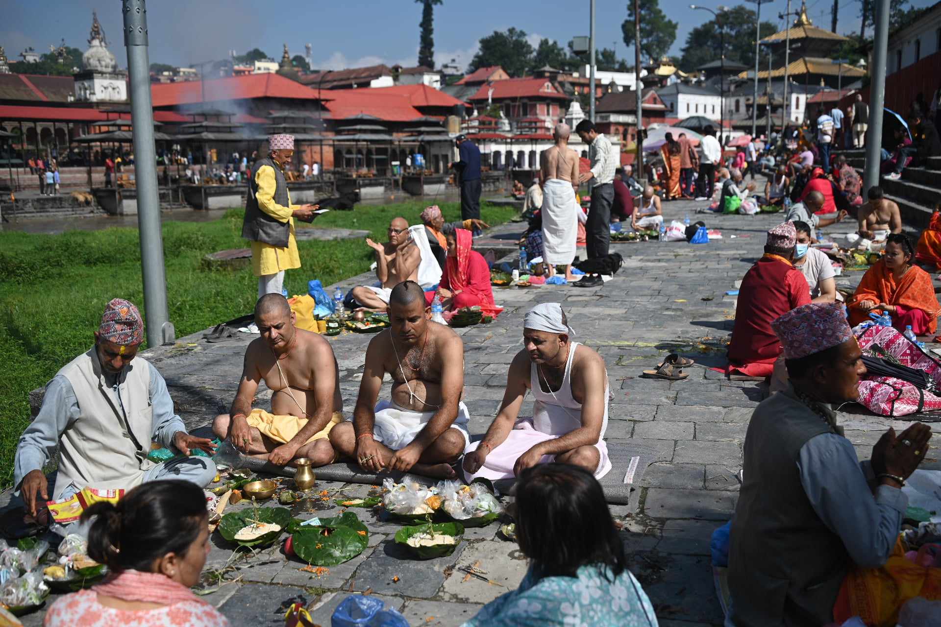 पशुपतिमा दिवंगत बुबाप्रति श्रद्धा प्रकट गर्नेकाे घुइँचाे (तस्वीरहरू)